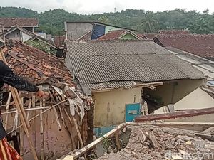 Warga Cianjur Tewas Tertimpa Tembok saat Bersihkan Puing