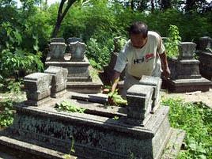 Apakah Anda pernah mendengar cerita soal Makam Aneh di Probolinggo? Pada Februari 2010, kuburan ini menjadi perhatian karena arah nisannya beda dengan kuburan yang lain.