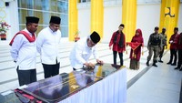 “Dengan selesainya infrastruktur masjid yang dibangun dengan uang negara ini, harapannya dapat dipelihara dengan baik supaya manfaatnya dapat dirasakan seusai dengan yang kita harapkan. Selain itu, tolong perlu diperhatikan betul terkait perilaku pengguna masjid, tempat wudhu dan kamar kecil harus selalu bersih,” pesan Basuki. Foto: Dok. Kementerian PUPR