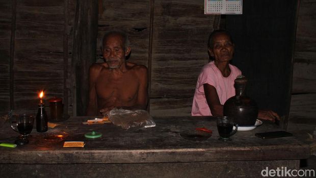 Mbah Darman (77) dan keluarga puluhan tahun tinggal di hutan Desa Ngrawoh, Blora. Foto diambil Jumat  (6/1/2023).
