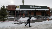 Pemegang lisensi McDonalds di Kazakshtan adalah Food Solutions KZ. Sumber mengatakan Food Solutions KZ tak bisa mendapatkan menggunakan roti dan daging buatan lokal karena kurang percaya. Mereka terbiasa mengimpornya dari Rusia. Namun impor tersebut harus terhenti dan pada akhirnya benar-benar memaksa McDonalds harus tutup karena perang Ukraina.