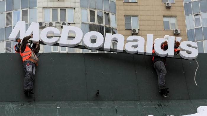 Workers remove the logo signage from a restaurant of McDonald's in Almaty, Kazakhstan, January 6, 2023. Food Solutions KZ, the Kazakh licensee of McDonald's Corp, will no longer operate under the U.S. corporation's brand due to supply issues. REUTERS/Pavel Mikheyev     TPX IMAGES OF THE DAY