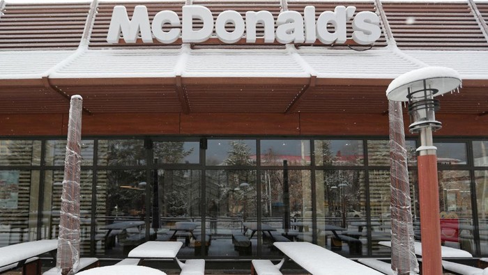 Workers remove the logo signage from a restaurant of McDonald's in Almaty, Kazakhstan, January 6, 2023. Food Solutions KZ, the Kazakh licensee of McDonald's Corp, will no longer operate under the U.S. corporation's brand due to supply issues. REUTERS/Pavel Mikheyev TPX IMAGES OF THE DAY
