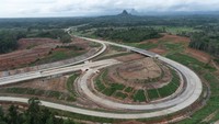 Pengguna jalan diimbau selalu mematuhi tata tertib yang berlaku di jalan tol di antaranya berkendara dengan kecepatan maksimal 80 km/jam, menjaga jarak aman dengan kendaraan di depan minimal 10-20 meter, serta pastikan kendaraan tidak melebihi muatan.Foto: Dok. PT Hutama Karya (Persero)