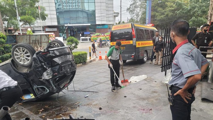 Mobil honda jazz terbalik usai menabrak pembatas jalan (Foto: Istimewa)