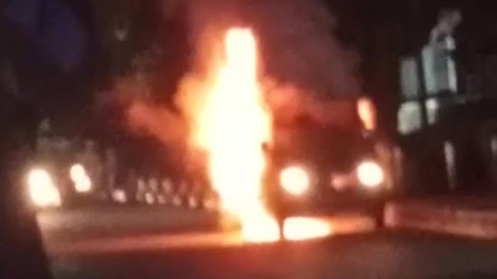 Mobil terbakar di Cibinong