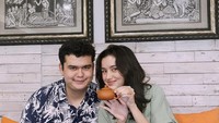 Meskipun punya kafe sendiri di Bali, kekasih Azriel ini juga beberapa kali terlihat suka nongkrong di kafe lain. Foto: instagram @ssarah_menzel / Youtube