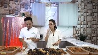 Seperti ini ketika Sarah Menzel makan aneka seafood, termasuk lobster raksasa bersama Azriel Hermansyah. Foto: instagram @ssarah_menzel / Youtube