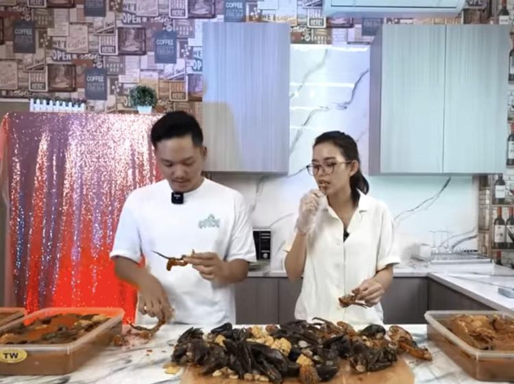 Momen Sarah Menzel Saat Kulineran Bareng Azriel Hermansyah