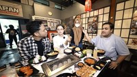Ada lagi momen saat perempuan keturunan Jerman Indonesia itu makan daging bakar dengan Azriel dan satu temannya lagi. Foto: instagram @ssarah_menzel / Youtube