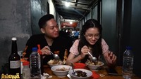 Pasangan kekasih itu juga pernah mencoba bubur ayam populer yang warungnya di pinggir jalan nih. Katanya buburnya enak. Foto: instagram @ssarah_menzel / Youtube