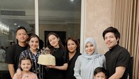 Sudah kurang lebih 3 tahun berpacaran, Sarah Menzel juga dekat dengan keluarga Hermansyah. Kini ia mendapat kejutan kue dari keluarga itu. Foto: instagram @ssarah_menzel / Youtube