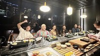 Akrab! Sarah Menzel seringkali ikut makan bersama keluarga Hermansyah. Kini ia sedang makan di restoran mewah nih. Foto: instagram @ssarah_menzel / Youtube