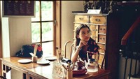 Nama Sarah Menzel tersohor ketika diduga dilamar oleh sang kekasih, Azriel ketika dia dan keluarga Hermansyah pergi berlibur ke Swiss. Foto: instagram @ssarah_menzel / Youtube