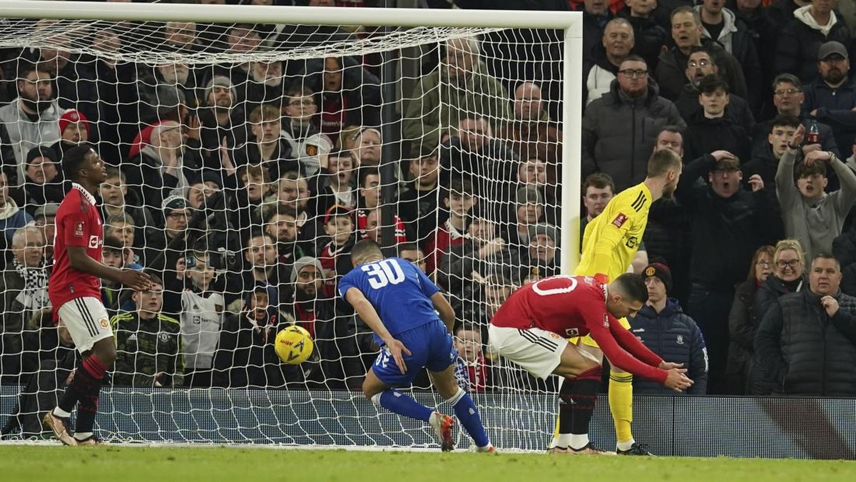 Blunder David De Gea bikin Coady bisa menjebol gawang MU. Foto: AP/Dave Thompson
