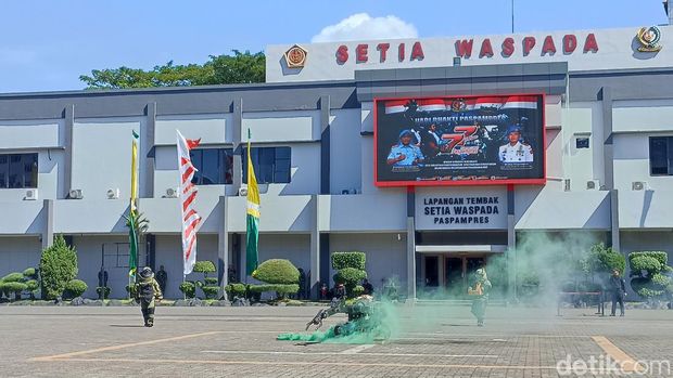 Paspampres menggelar rangkaian Hari Bhakti ke-77. Sejumlah demonstrasi ditampilkan, termasuk penjikan bom yang dilakukan menggunakan robot. (Wildan N/detikcom)