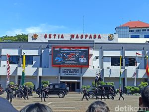 Boom! Paspampres Demonstrasi Jinakkan Bom Pakai Robot