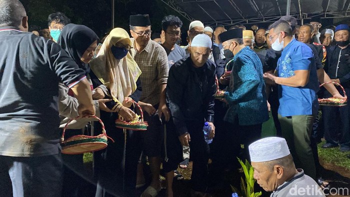 Pelayat di pemakaman ibunda Bupati dan Wakil Wali Kota Sukabumi.
