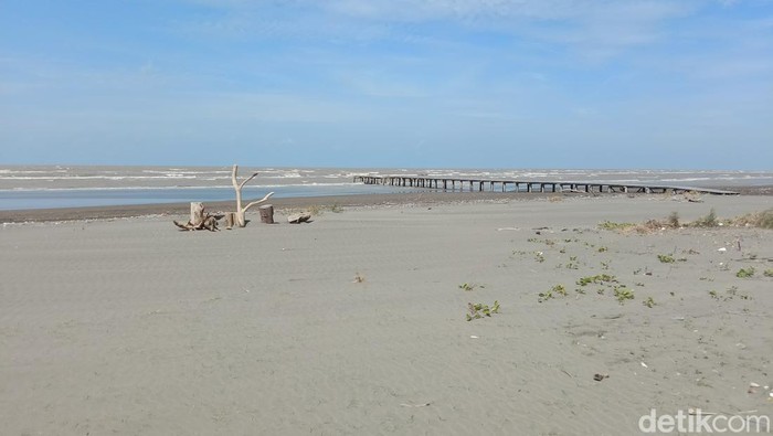 Pemandangan Pantai Sumur Tiris di Indramayu.