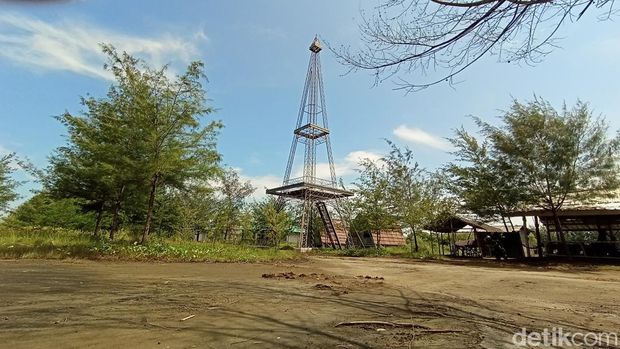 Pemandangan Pantai Sumur Tiris di Indramayu.