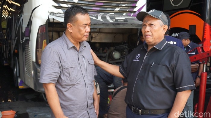 Pemilik PO Haryanto (kanan), Haryanto bersama karyawan yang akan berangkat umrah bulan Maret 2023 mendatang, Sabtu (7/1/2023).
