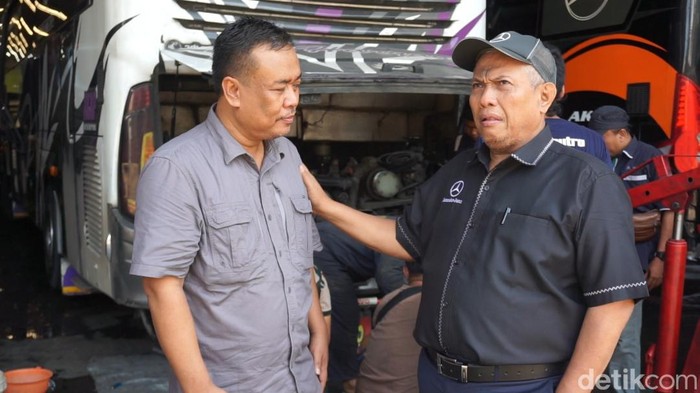 Pemilik PO Haryanto (kanan), Haryanto bersama karyawan yang akan berangkat umrah bulan Maret 2023 mendatang, Sabtu (7/1/2023).