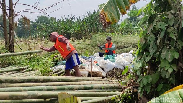 Penampakan tanggul jebol penyebab banjir di Dinar Indah Semarang. Foto diambil Sabtu (7/1/2023).
