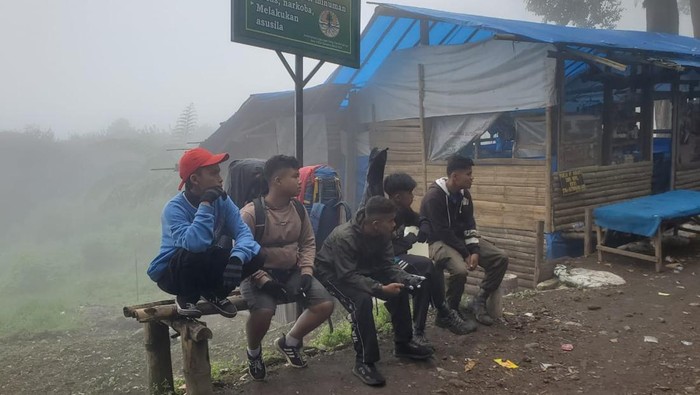 Pendaki yang baru datang dan ingin naik (Foto: Istimewa)