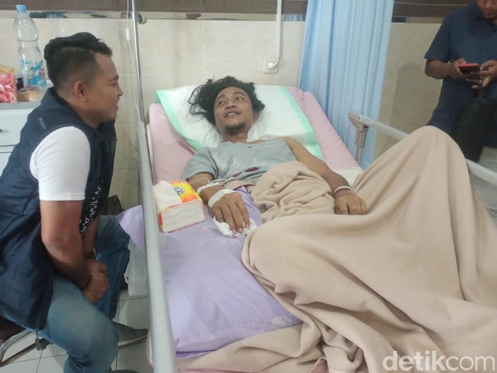 Seorang pengacara di Lamongan menjadi korban pembacokan orang tak dikenal. Kini, korban dalam perawatan medis di rumah sakit.