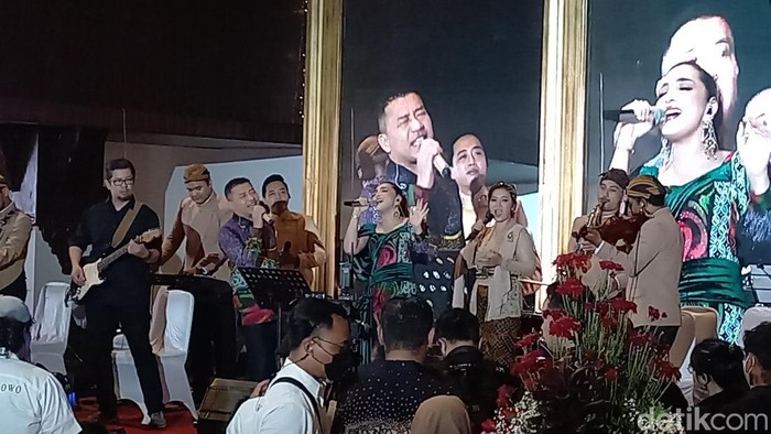 Penyanyi Anang Hermansyah dan istrinya Ashanty memeriahkan acara ngunduh mantu putra Bupati Karanganyar Juliatmono, Ilyas Akbar Almadani dengan Putri Rifqi Marindatama. Acara digelar di Gedung Kebudayaan, Sabtu (7/1/2023).