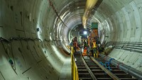 Sedangkan di Stasiun Thamrin, pekerjaan yang sedang dilakukan meliputi pekerjaan penggalian roof slab pada sisi selatan stasiun, pekerjaan pembangunan D-Wall di sisi selatan dan utara stasiun, serta pekerjaan jet grouting di sisi selatan dan utara stasiun. Foto: Dok. MRT Jakarta