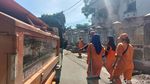 Kembali Damkar-PPSU Bersihkan Rumah Mewah Ibu Eny yang Terbengkalai