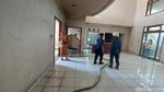 Kembali Damkar-PPSU Bersihkan Rumah Mewah Ibu Eny yang Terbengkalai