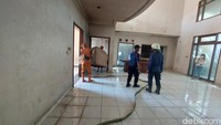 Kali ini, pembersihan akan dilakukan secara menyeluruh oleh petugas Damkar Jakarta Timur dan PPSU Jatinegara. (Rumondang N/detikcom)