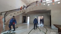 Mereka terlihat membawa alat-alat kebersihan seperti selang air, sapu, sikat, pel, dan ember. (Rumondang N/detikcom)