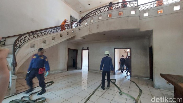 Petugas damkar dan PPSU kembali mendatangi rumah mewah ibu Eny. Kali ini, pembersihan akan dilakukan secara menyeluruh. (Rumondang N/detikcom)