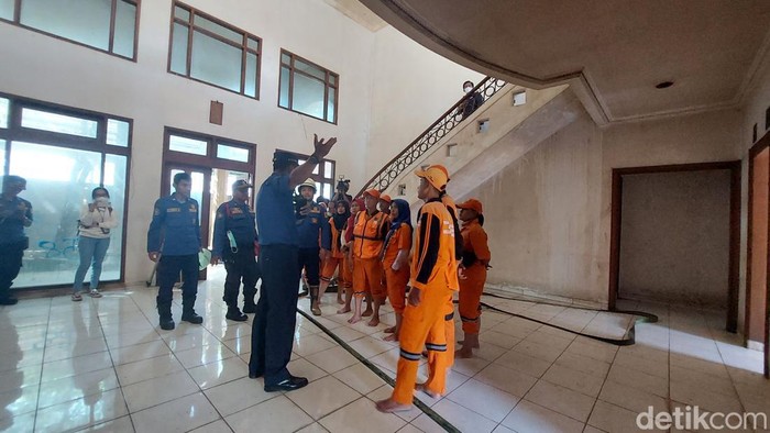 Petugas damkar dan PPSU kembali mendatangi rumah mewah ibu Eny. Kali ini, pembersihan akan dilakukan secara menyeluruh. (Rumondang N/detikcom)