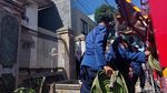 Kembali Damkar-PPSU Bersihkan Rumah Mewah Ibu Eny yang Terbengkalai