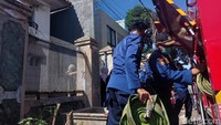 Damkar mengerahkan satu mobil penyemprot untuk memberihkan rumah mewah ibu Eny secara menyeluruh (Rumondang N/detikcom)