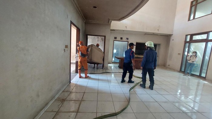 Petugas kembali bersihkan rumah mewah terbengkalai milik Ibu Eny (Rumondang/detikcom)