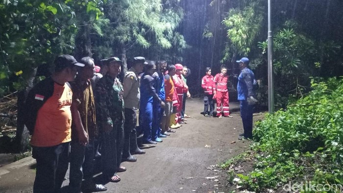 Petugas mencari pria yang ceburkan diri ke sungai di Pekalongan, Sabtu (7/1/2023).