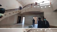 Pada bagian depan, tampak lantai rumah Ibu Eny semakin bersih. Hari ini, petugas Damkar dan PPSU melepas alas kaki saat memberihkan rumah di kawasan Cakung, Jaktim ini (Rumondang Naibaho/detikcom)