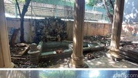 Bagian belakang rumah Ibu Eny juga semakin bersih. Foto bawah diambil dari balik kaca rumah, sebab pintu menuju bagian belakang sudah dikunci. Rumah Bu Eny akan dikunci setelah pembersihan ini. Hal ini dilakukan agar orang tak berkepentingan tak masuk ke rumah (Rumondang Naibaho/detikcom)