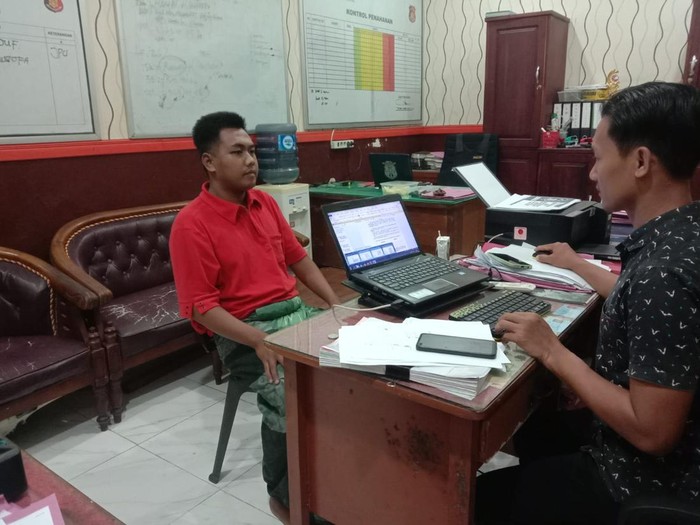 Polisi gadungan diringkus di Bangkalan. Ia diringkus setelah ketahuan menipu dan memeras pacar dengan modal kebohongan soal peretasan.
