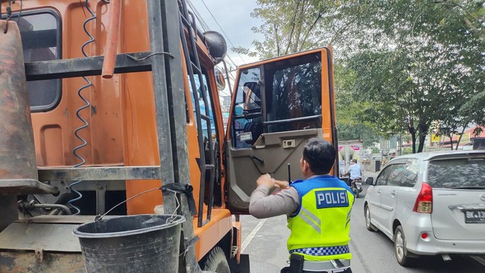 Polisi saat mengamankan truk yang melindas korban hingga tewas (Foto: Istimewa)