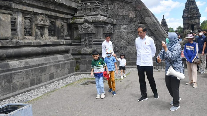 Presiden Jokowi bersama keluarga mengunjungi Candi Prambanan, Sabtu (7/1/2023).