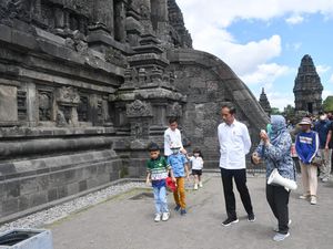 Ajak Jan Ethes-Lembah Manah, Jokowi Wisata ke Candi Prambanan