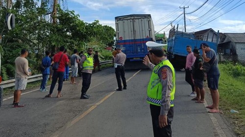 Proses evakuasi 2 truk yang bergantian mogok di jalur Denpasar-Gilimanuk, Banjar Soka Kaja, Desa Antap, Kecamatan Selemadeg, Tabanan, Bali, Sabtu (7/1/2023). (Foto: istimewa)