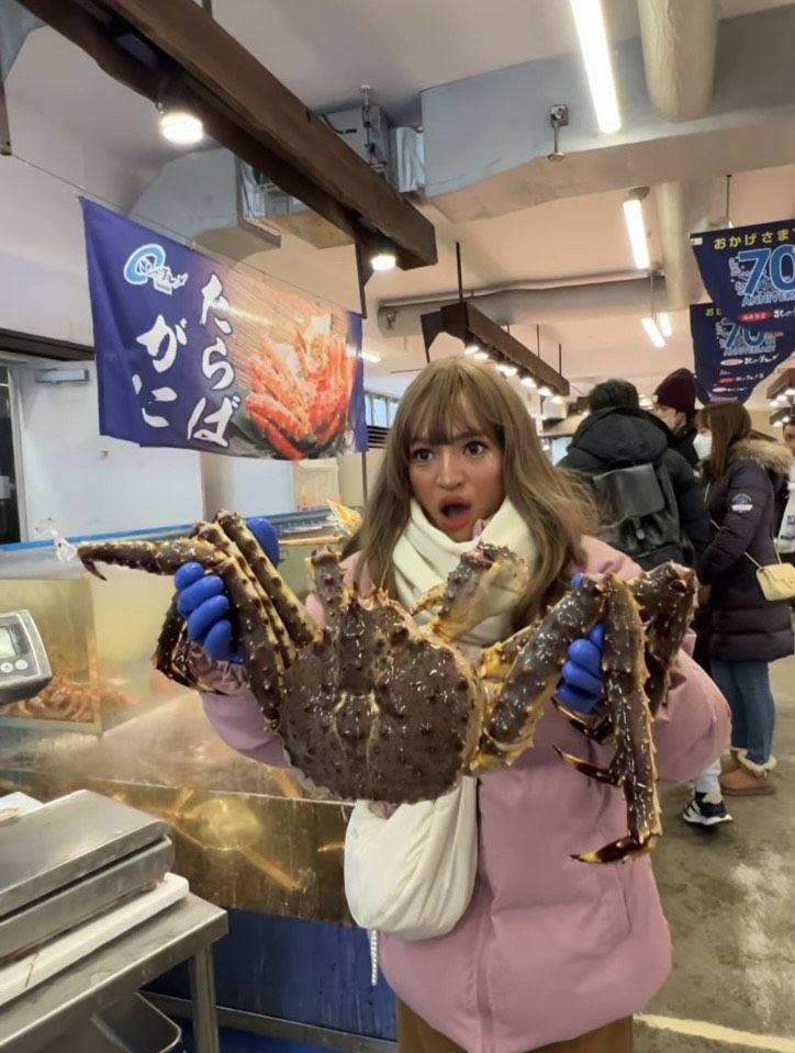 Rachel Goddard makan king crab Rp 7 juta