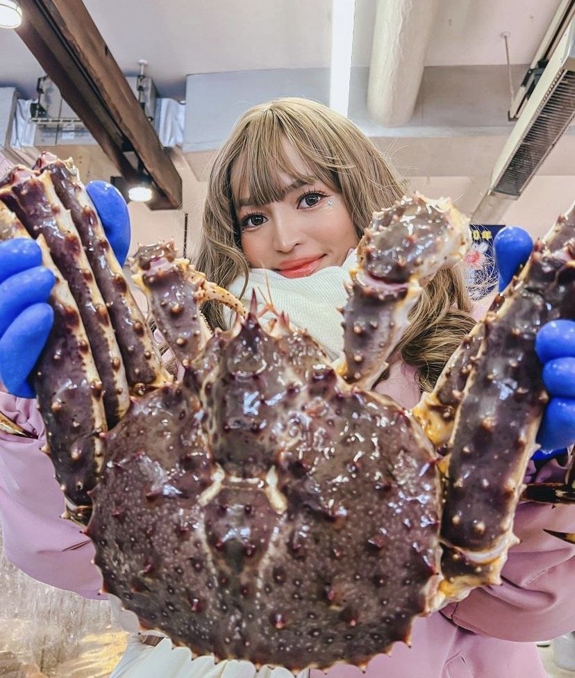 Rachel Goddard makan king crab Rp 7 juta